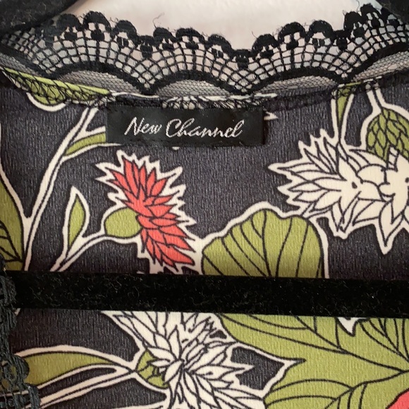 🌹🌹Rose and lace sleeveless wrap blouse - Picture 4 of 4